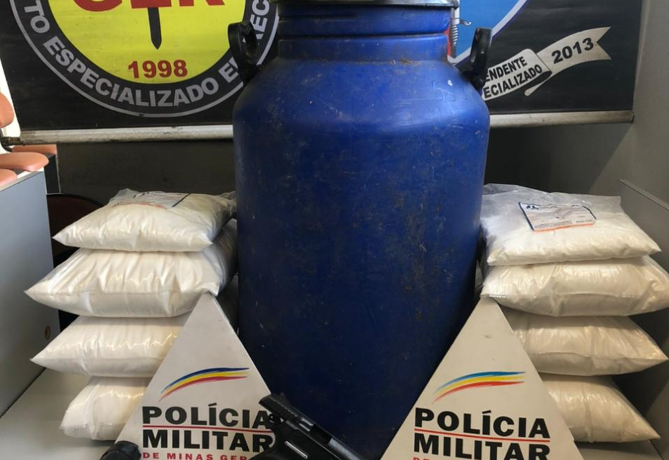 Menor de 16 anos é preso pela Polícia Militar de Divinópolis acusado de fazer o tráfico de drogas no bairro Maria Helena