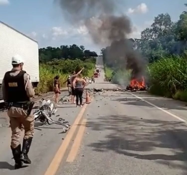 Motorista de carro morre carbonizado em Divinópolis após acidente com uma carreta