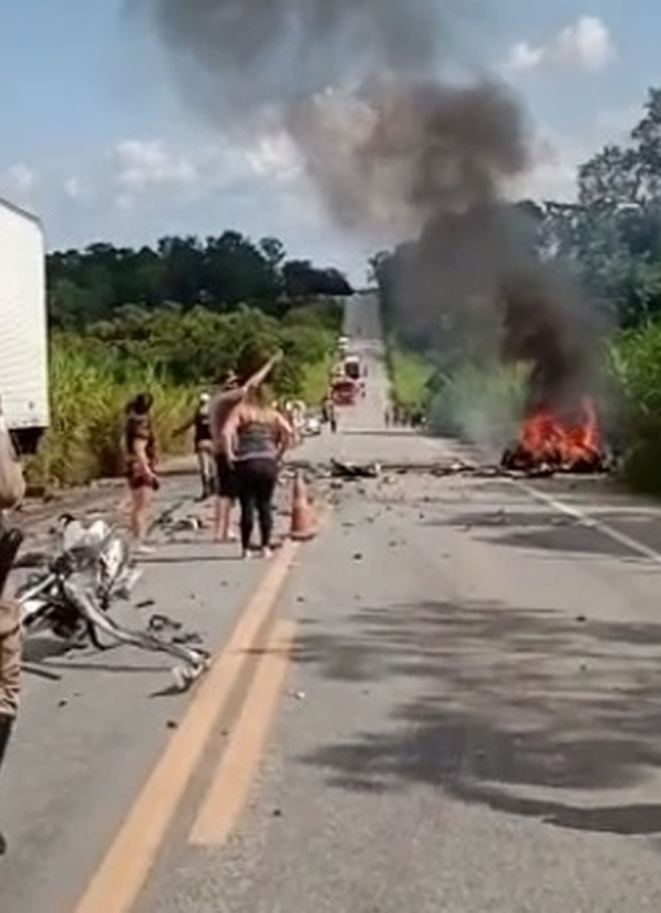 Motorista de carro morre carbonizado em Divinópolis após acidente com uma carreta