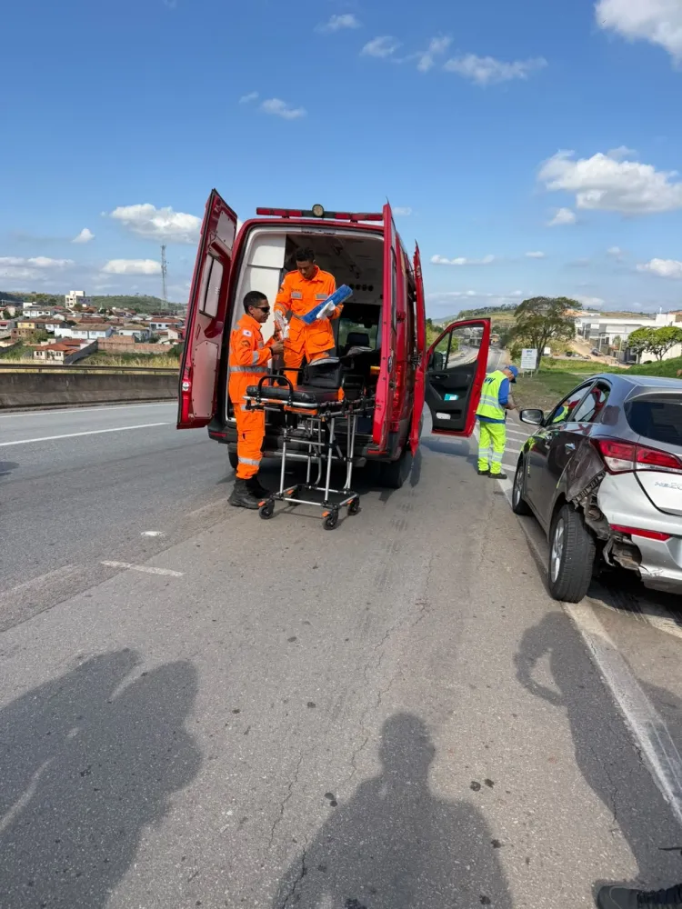 Motociclista sofre fratura exposta em acidente na saída de Pará de Minas