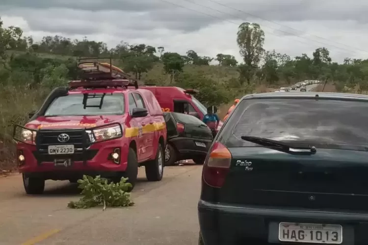 Uma pessoa morreu e quatro ficaram feridas em um grave acidente na MG-238