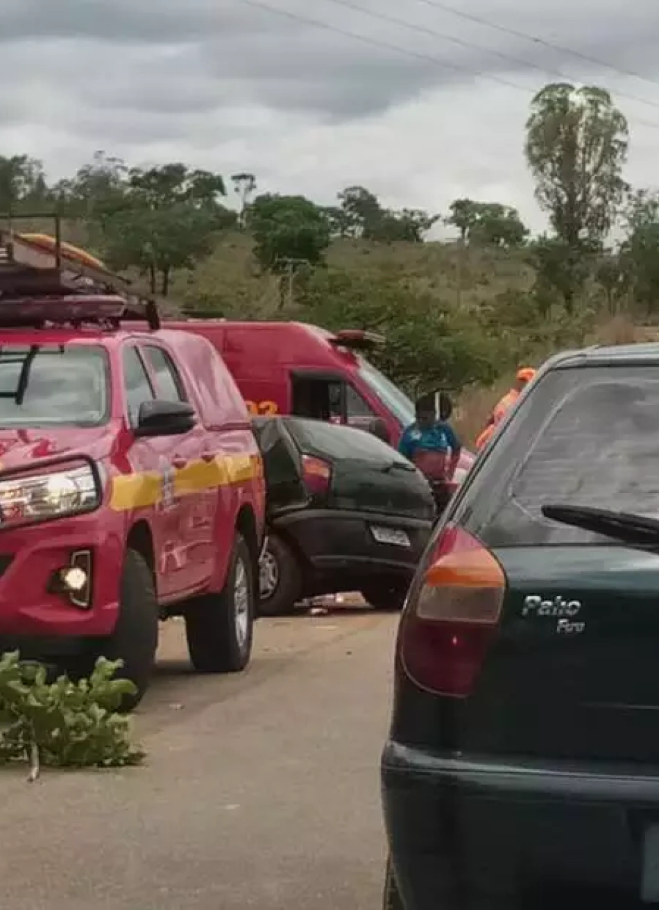 Uma pessoa morreu e quatro ficaram feridas em um grave acidente na MG-238