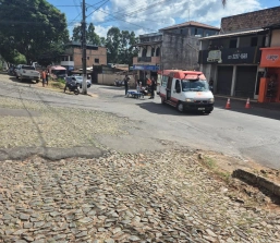 Acidente entre carro e motocicleta deixa feridos no bairro Santos Dumont
