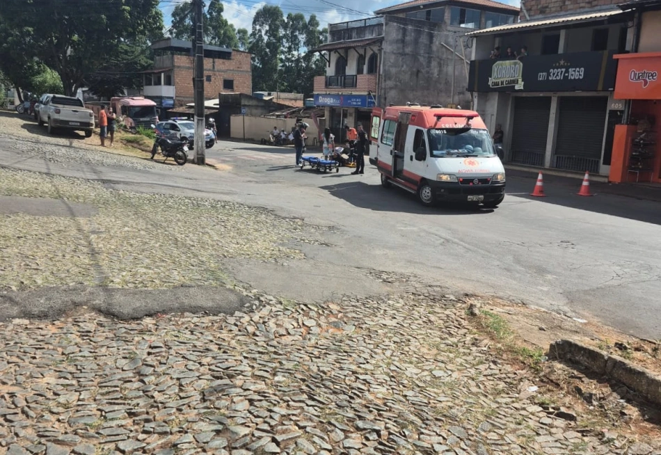 Acidente entre carro e motocicleta deixa feridos no bairro Santos Dumont