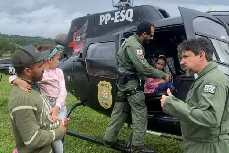 Equipe do aerotático da Polícia Civil resgatou família ilhada em Onça do Pitangui