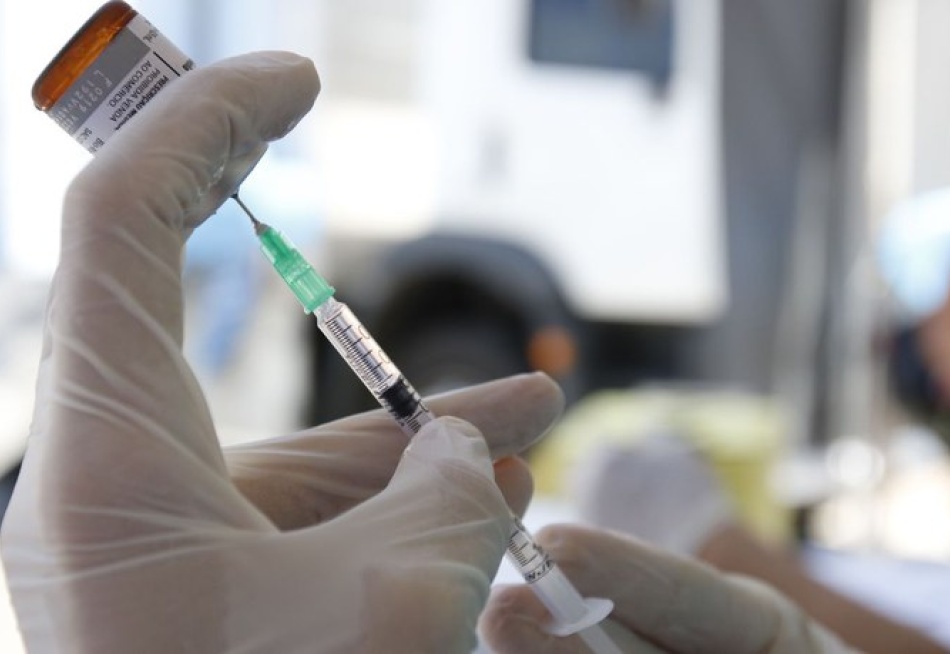 Crianças de 10 e 11 anos, sem comorbidades, recebem neste sábado a primeira dose da vacina contra a Covid-19