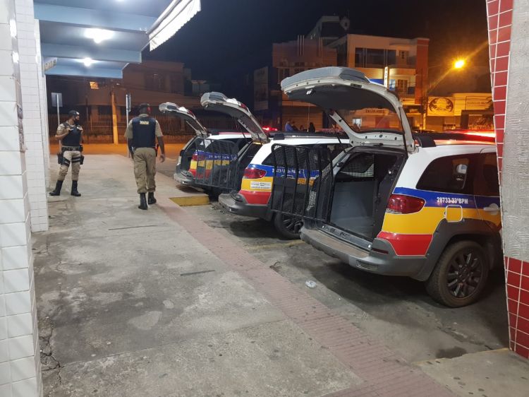 Suspeitos por envolvimento com o tráfico de drogas são presos pela polícia em Pará de Minas