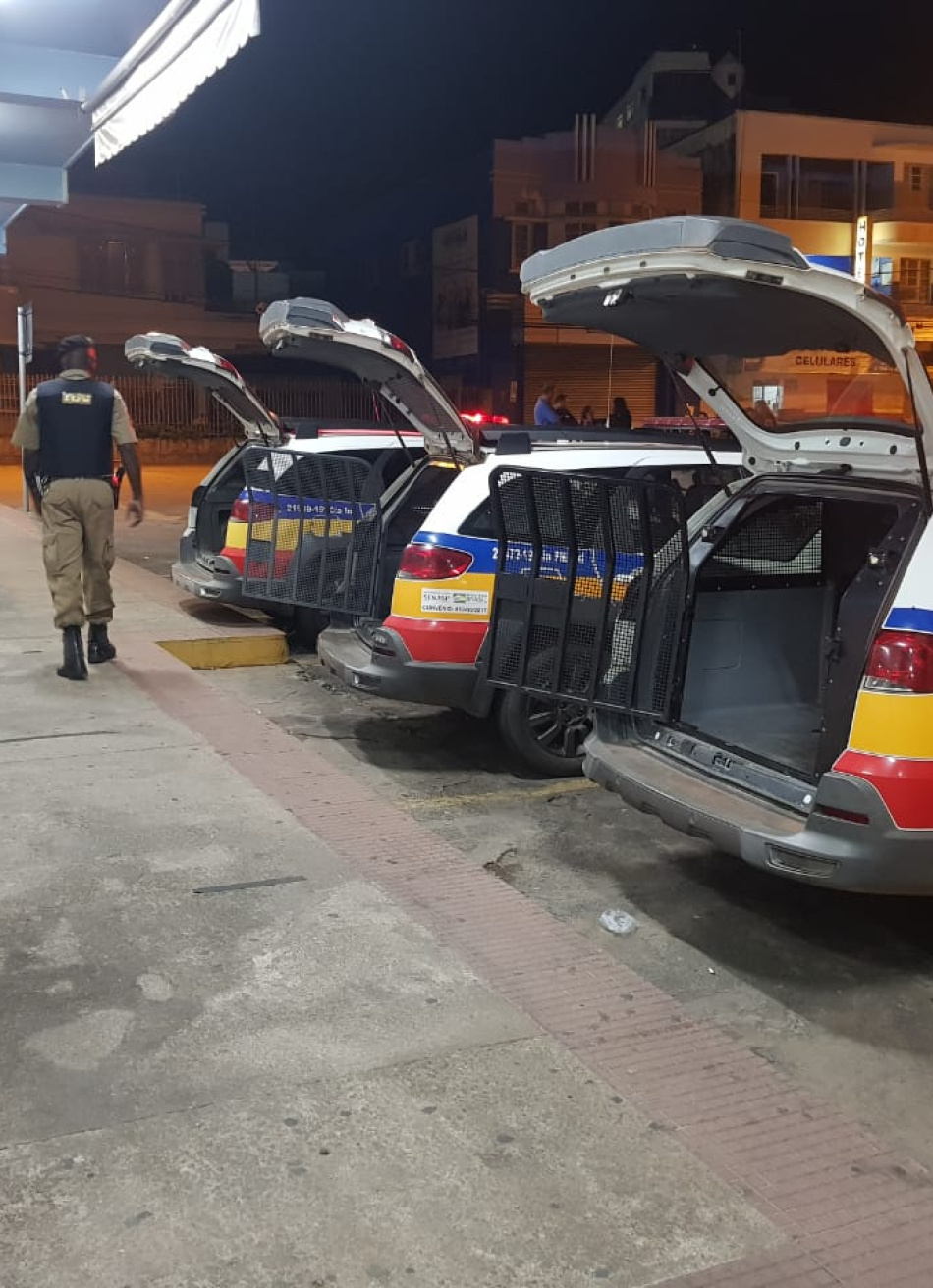 Suspeitos por envolvimento com o tráfico de drogas são presos pela polícia em Pará de Minas