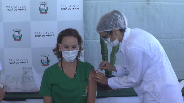 Primeira pessoa vacinada contra a Covid-19 em Pará de Minas destaca a necessidade de se completar o esquema vacinal