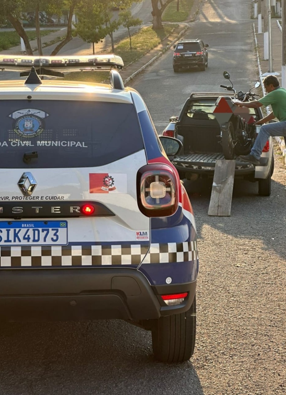 Motociclista é preso após realizar manobras perigosas em via pública, colocando a vida de terceiros em risco