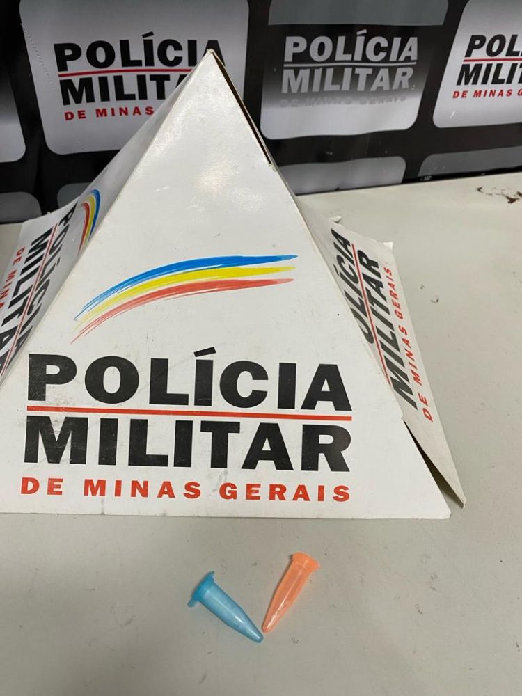 PM PRENDE SUSPEITO PORTANDO PINOS DE COCAÍNA EM BAR DE IGARATINGA.