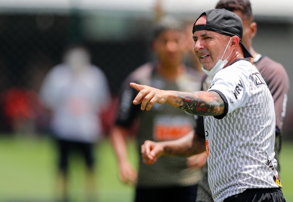 Atlético se beneficia das derrotas do São Paulo e do Flamengo e pega o Bragantino para continuar na briga pelo título do Brasileirão