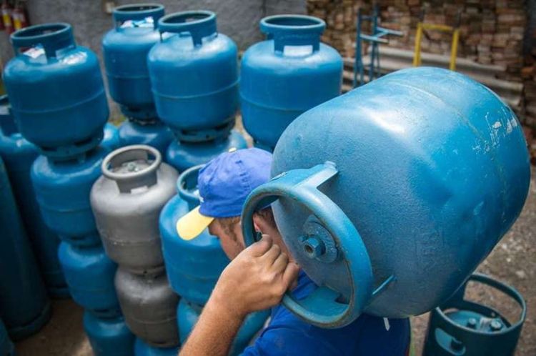 Gasolina e gás de cozinha ficam mais caros para as distribuidoras a partir deste sábado