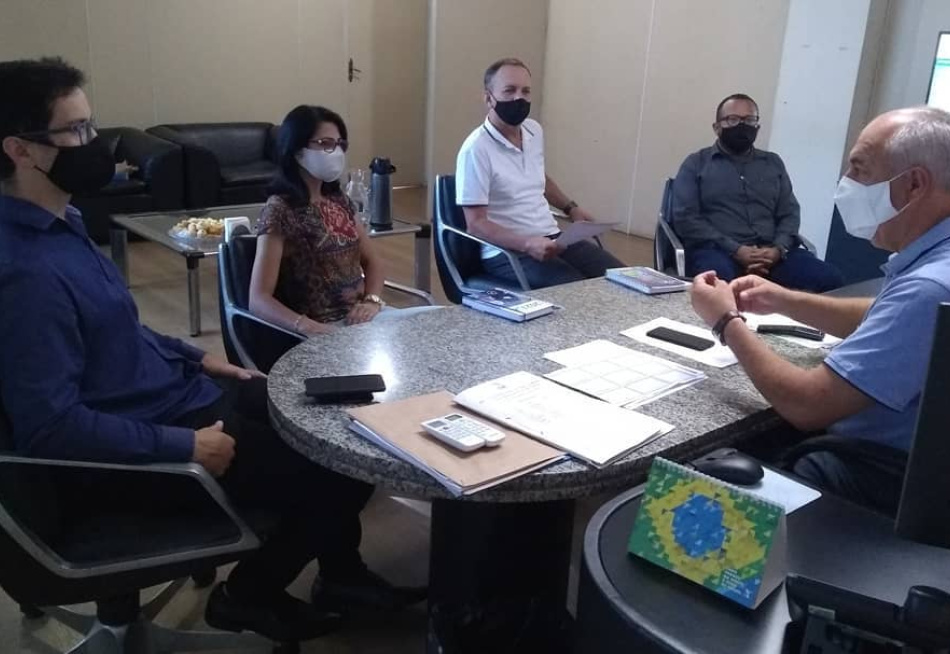 Mesa diretora da Câmara Municipal se reúne com o prefeito Elias Diniz
