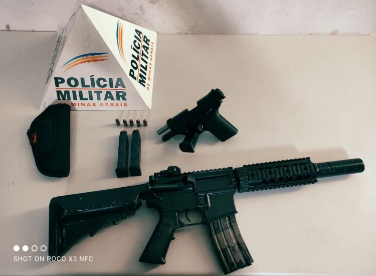Polícia Militar apreendeu réplica de um fuzil em Nova Serrana
