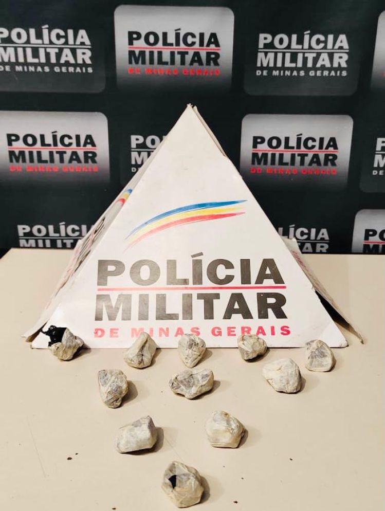 Polícia Militar apreende 11 porções de cocaína em matagal na cidade de Divinópolis