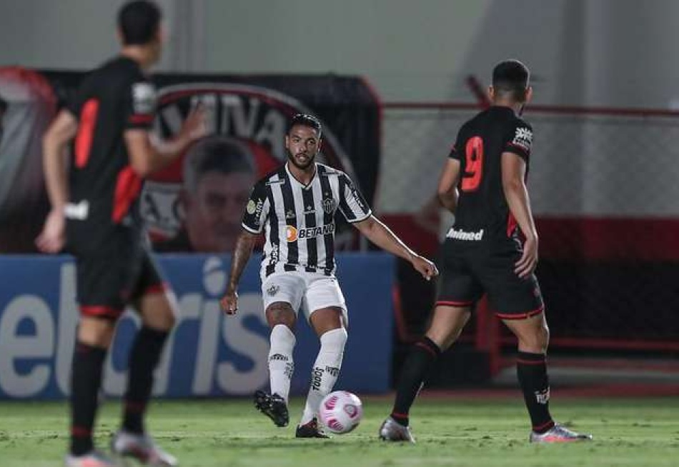 Atlético perde para o Atlético-GO e diferença para o Flamengo fica em 10 pontos