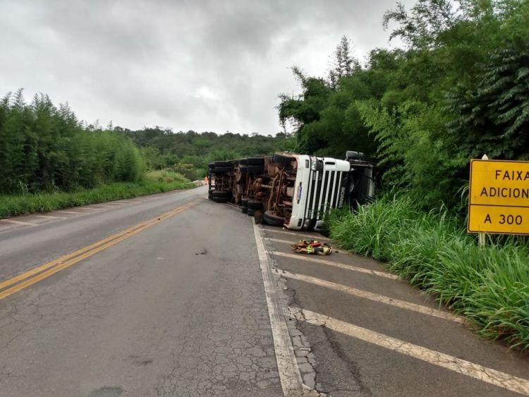 Trecho da BR 262 em que caminhão tombou nesse domingo é liberado