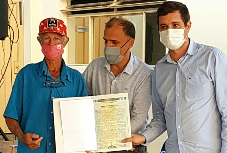 Prefeitura de Pará de Minas entrega escrituras de registros de terrenos para moradores do bairro São Paulo