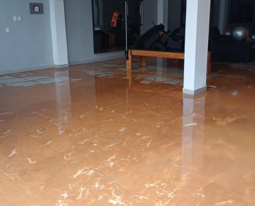 Alagamento e Risco Estrutural Levam Bombeiros e Defesa Civil a Intervir em Imóvel no Centro de Formiga