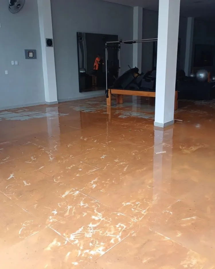 Alagamento e Risco Estrutural Levam Bombeiros e Defesa Civil a Intervir em Imóvel no Centro de Formiga