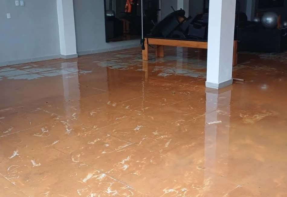 Alagamento e Risco Estrutural Levam Bombeiros e Defesa Civil a Intervir em Imóvel no Centro de Formiga