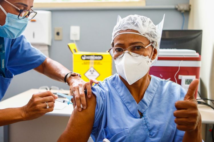 Primeira pessoa a ser vacinada em Minas Gerais contra a Covid-19 recebeu a segunda dose do imunizante