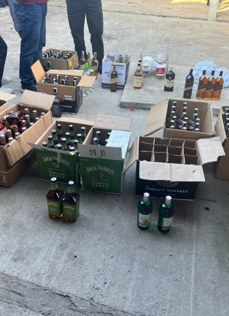 Pará de Minas: Polícia apreende mais de 200 garrafas de bebidas falsificadas no bairro Santos Dumont