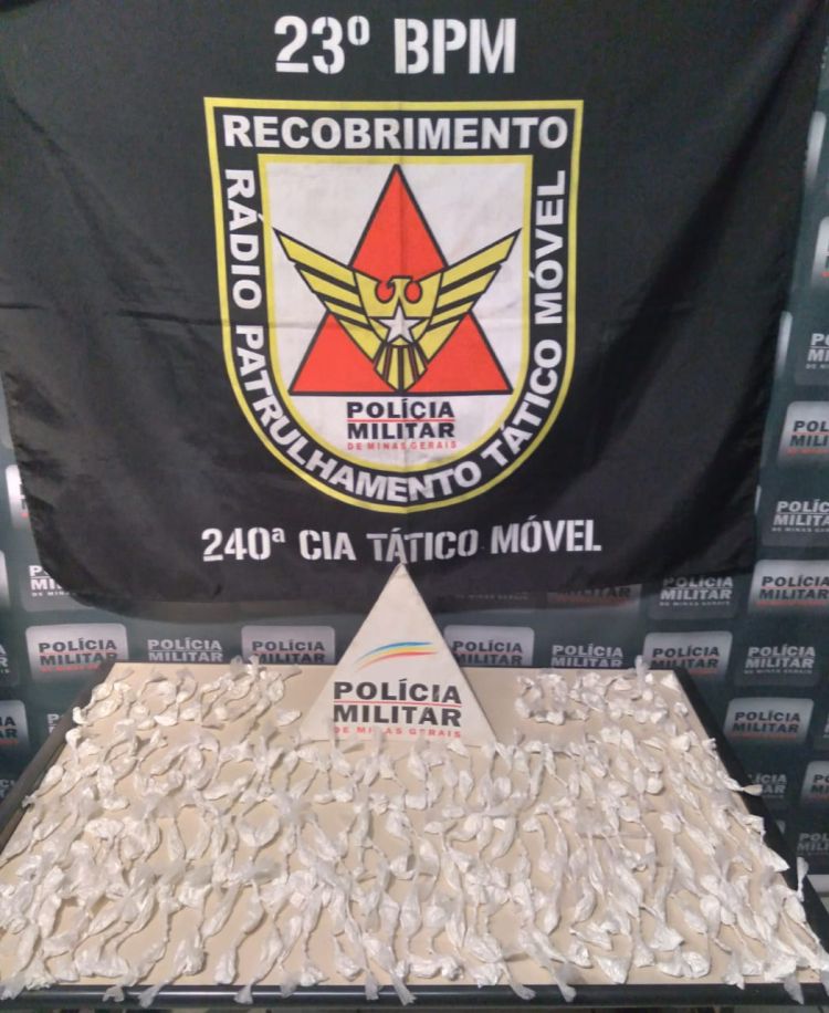 Polícia Militar apreende 300 porções de cocaína enterradas em um lote do bairro Jardinópolis, em Divinópolis