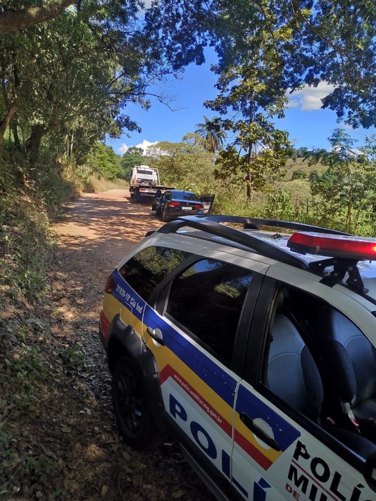 Polícia Militar apreende carro roubado em Nova Serrana