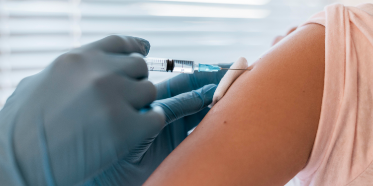 População com 45 anos recebe nesta quinta-feira a primeira dose da vacina contra a Covid-19