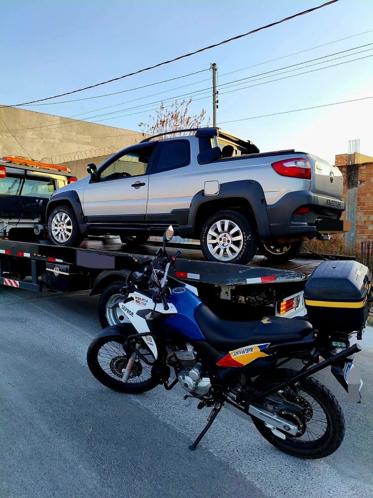 NOVA SERRANA/MG – POLÍCIA MILITAR APREENDE VEÍCULO SUSPEITO DE CLONAGEM E EFETUA PRISÃO DE INDIVÍDUO