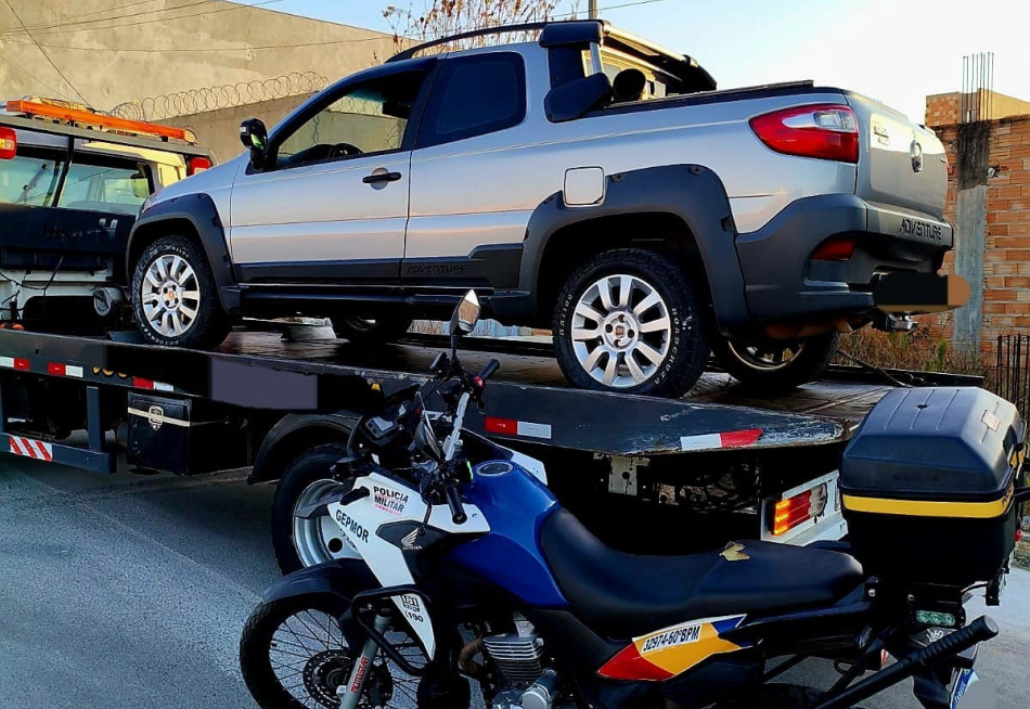 NOVA SERRANA/MG – POLÍCIA MILITAR APREENDE VEÍCULO SUSPEITO DE CLONAGEM E EFETUA PRISÃO DE INDIVÍDUO