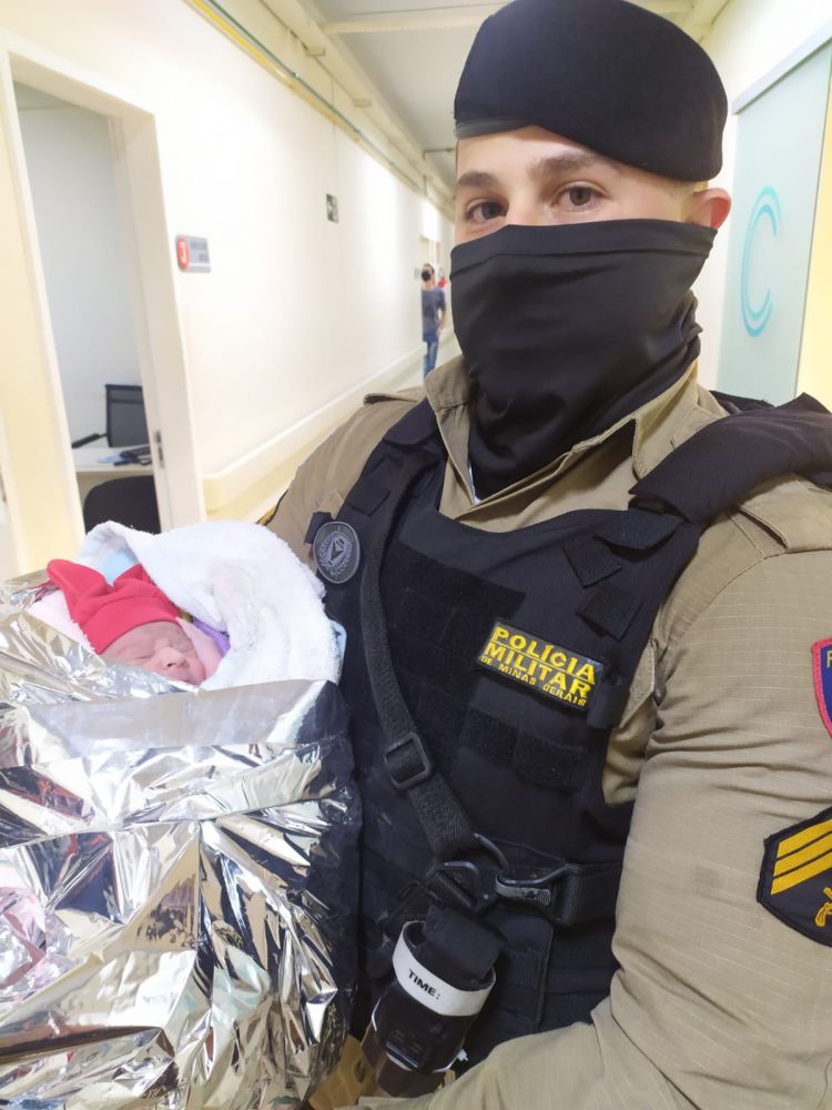 Policiais militares ajudam na realização de um parto em uma via pública na cidade de Divinópolis