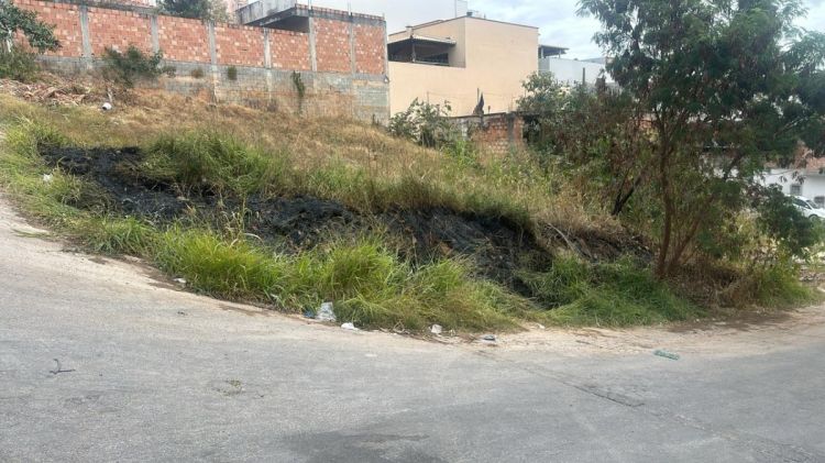 NOVA SERRANA - Homens são presos por provocar incêndio em lote.