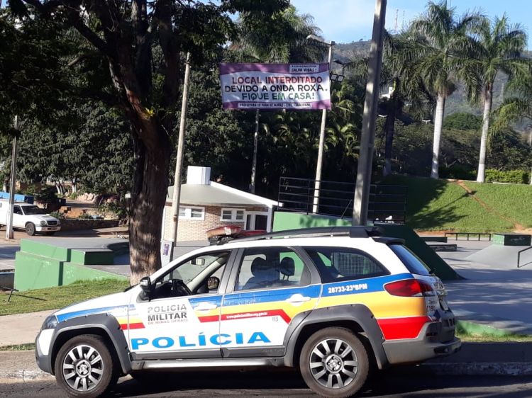 Prefeitura espalha faixas por Pará de Minas pedindo que população evite aglomerações