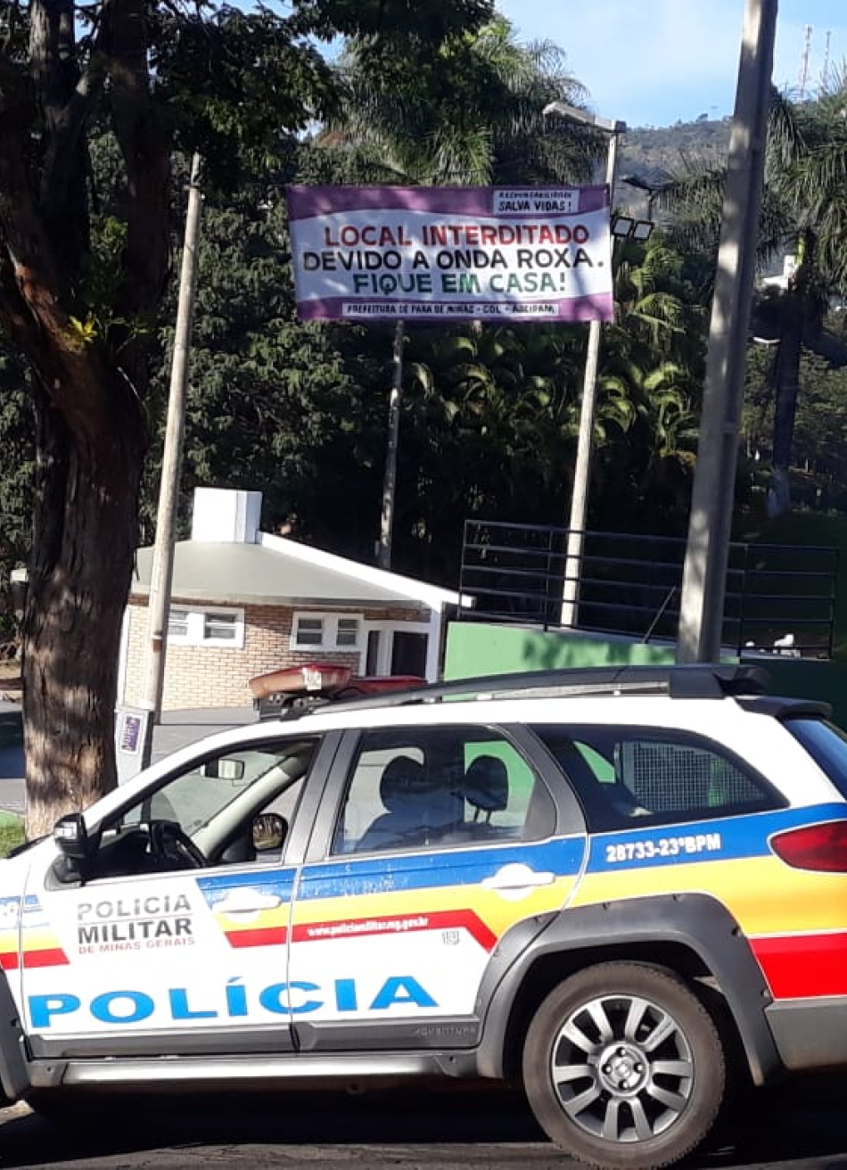 Prefeitura espalha faixas por Pará de Minas pedindo que população evite aglomerações