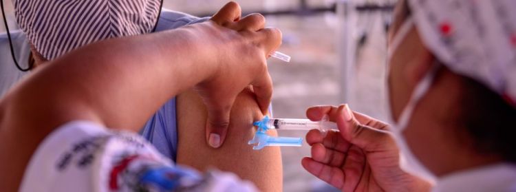 População em geral com idade entre 23 e 24 anos recebe nesta terça-feira a primeira dose da vacina contra a Covid-19