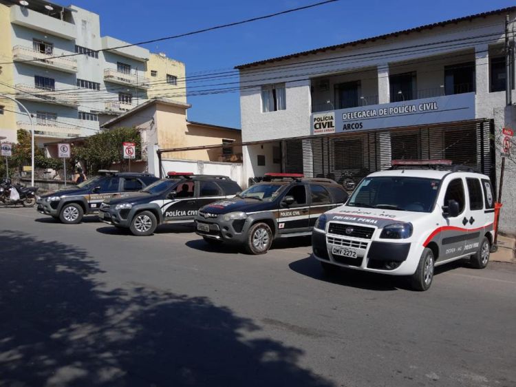 Polícia Civil cumpre mandados de prisão em prende três pessoas em Pains e Arcos
