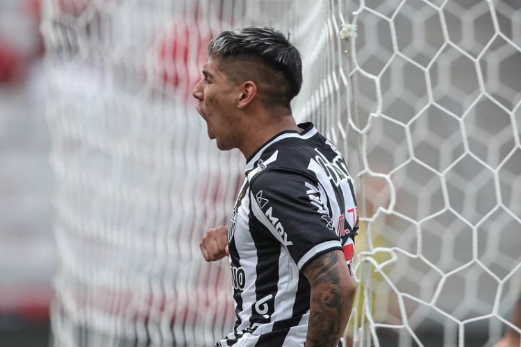 Atlético vence o Atlhetico Paranaense e se aproxima do título brasileiro