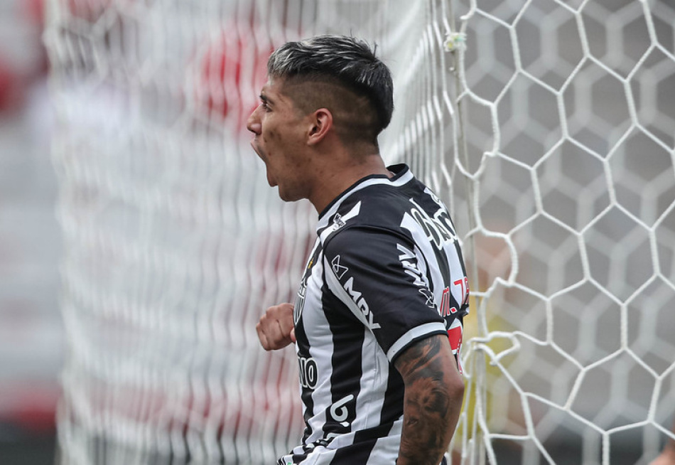 Atlético vence o Atlhetico Paranaense e se aproxima do título brasileiro