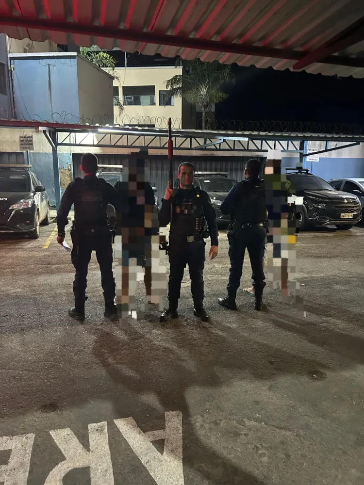 Após denúncia, Guarda Civil Municipal prende homem e apreende adolescente com arma e drogas no Centro de Nova Serrana