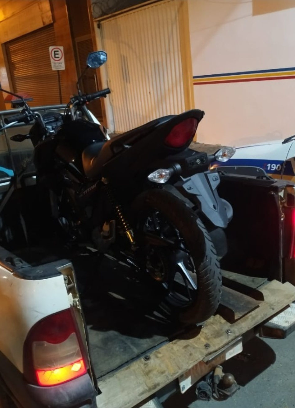 PM recupera motocicleta furtada durante abordagem em boate nas margens da rodovia BR 262 em Igaratinga.