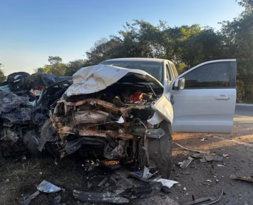 Ultrapassagem em curva resulta em colisão frontal com duas mortes na BR-494, em Divinópolis