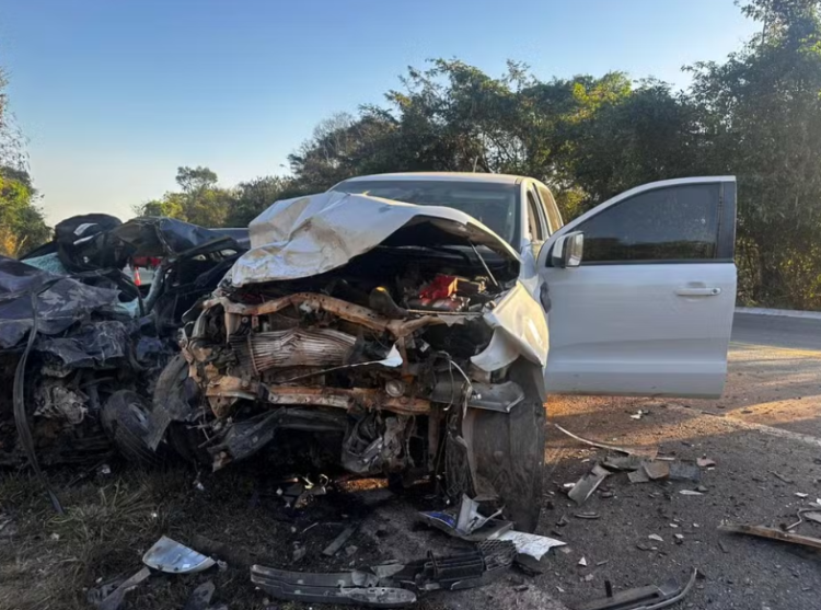 Ultrapassagem em curva resulta em colisão frontal com duas mortes na BR-494, em Divinópolis