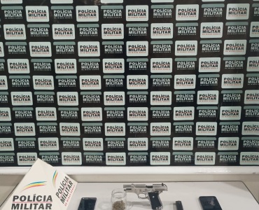 NOVA SERRANA/MG - POLÍCIA MILITAR PRENDE HOMEM E MULHER POR TRÁFICO DE DROGAS, APREENDE ARMA DE FOGO, MUNIÇÕES E DROGAS