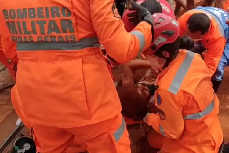Criança de seis anos é resgatada pelo Corpo de Bombeiros em Uberaba após cair em um buraco de 2,5m