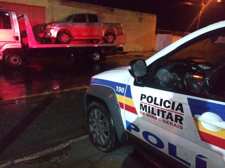 PM detém dois homens acusados de roubar uma Toyota em Papagaios