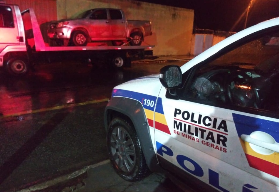 PM detém dois homens acusados de roubar uma Toyota em Papagaios