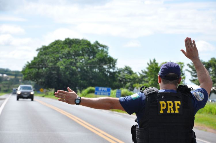 Rodovias federais do Brasil registraram 65 mortes e 730 acidentes durante a Operação Ano Novo